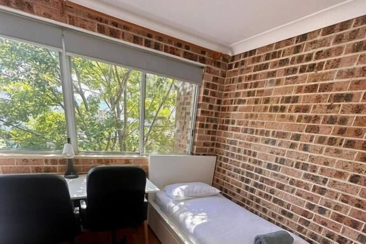 Casa básica, para no fumadores | Tabla de planchar con plancha y wifi gratis 
