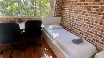 Casa básica, para no fumadores | Tabla de planchar con plancha y wifi gratis