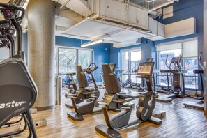 Fitness facility - Blueground | Long Island City, pool, nr Gantry Plaza (New York)