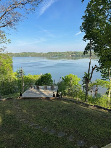 3-bedroom lake house with amazing views. Eagles, fishing and boating