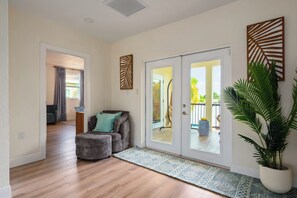 Un salon moderne avec un canapé, une table basse et une plante en pot.
