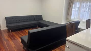 House, 5 Bedrooms | Living area
