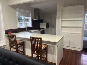 Private kitchen - 11 Double 4 Sofa Beds 5-bedroom House (Auckland)