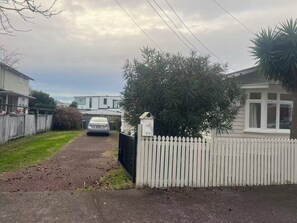Property grounds - 11 Double 4 Sofa Beds 5-bedroom House (Auckland)