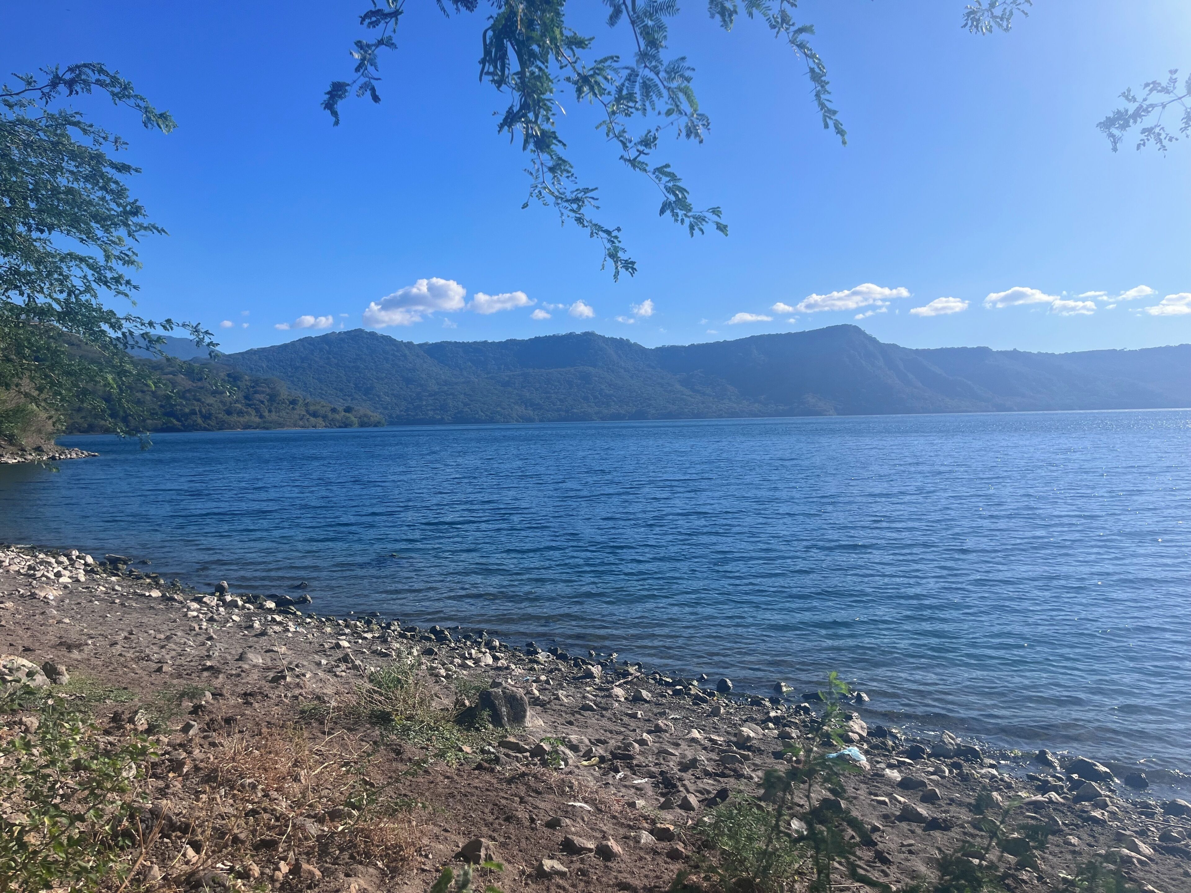 Järvi, jonka rannat ovat kivikkoiset ja jonka taustalla kohoavat vuoret.