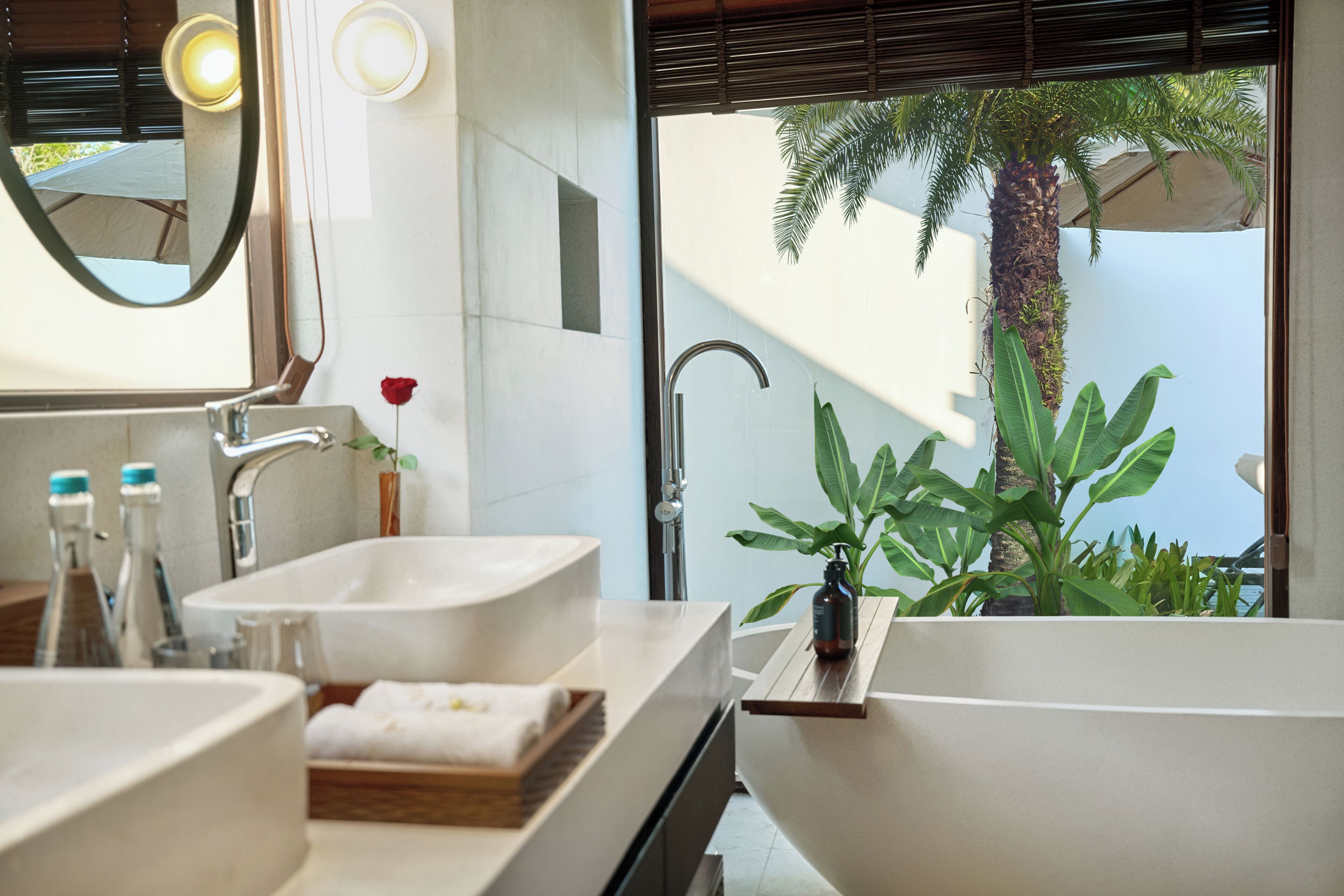 Vila Mewah, 1 kamar tidur, kolam renang pribadi, pemandangan kolam renang | Kamar mandi | Bathtub dan shower terpisah, sandal, handuk, dan sabun