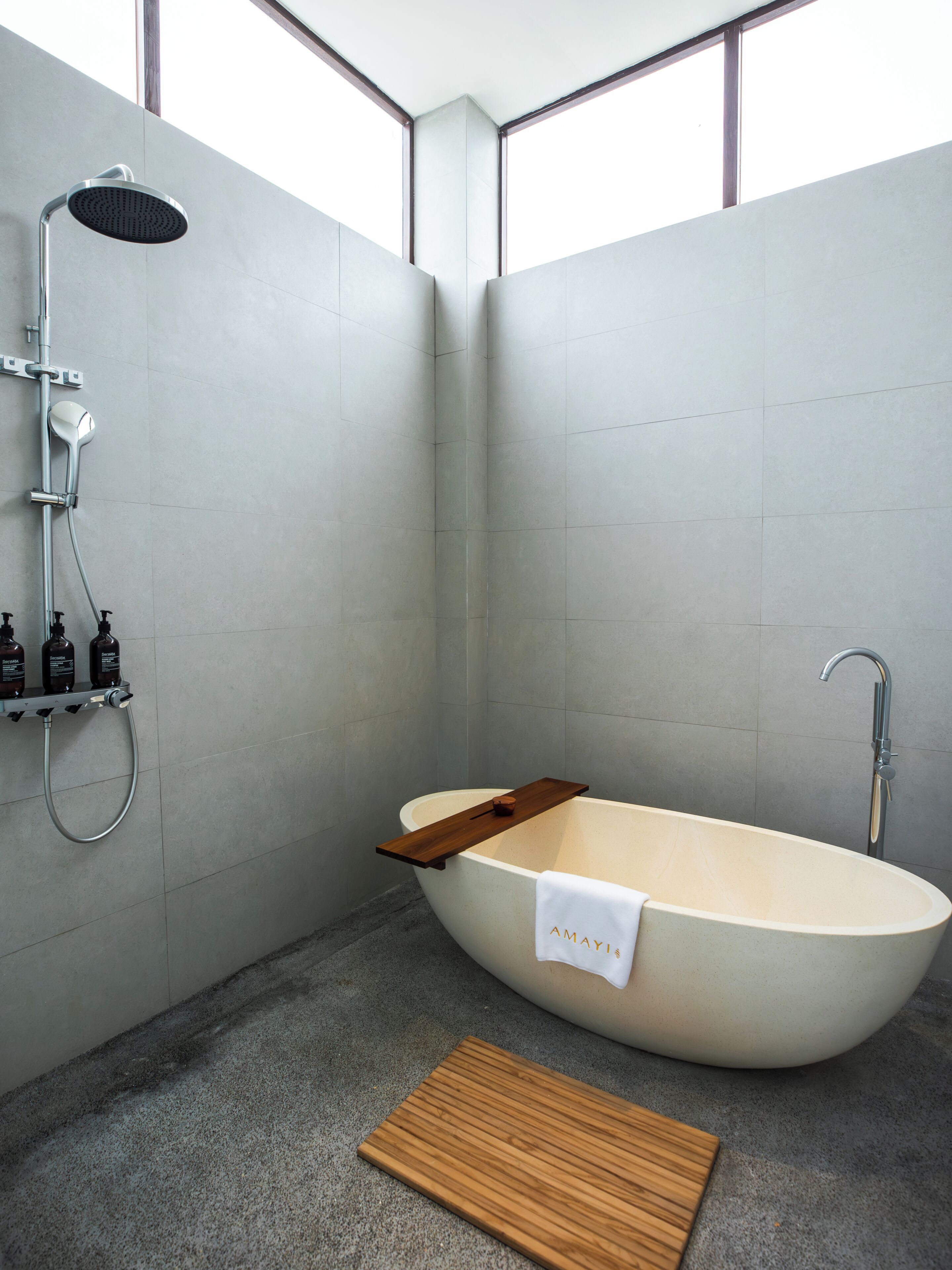 Vila Mewah, 2 kamar tidur, kolam renang pribadi, pemandangan kolam renang | Kamar mandi | Bathtub dan shower terpisah, sandal, handuk, dan sabun