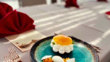Una mesa con un plato de comida, un tenedor y una servilleta.