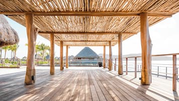 2 bars/lounges, poolside bar