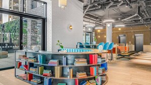 Lobby - AC | Private Balcony | Gym  | StayCozy (London)