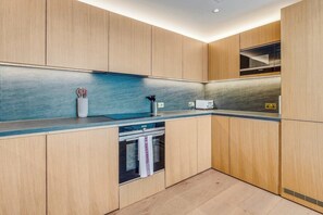 Wasserkocher mit Kaffee-/Teezubehör, Kühlschrank, Mikrowelle, Ofen