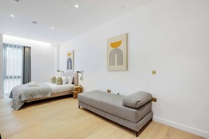 3 Schlafzimmer, Schreibtisch, Bügeleisen/Bügelbrett, Reisekinderbett