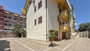 A multi-story building with a courtyard. - Maison marina Suite - Corfù (Paola)