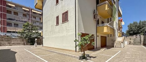 Un edificio de varios pisos con un patio.