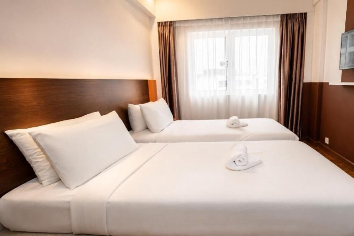 In-room safe, soundproofing, iron/ironing board, free WiFi