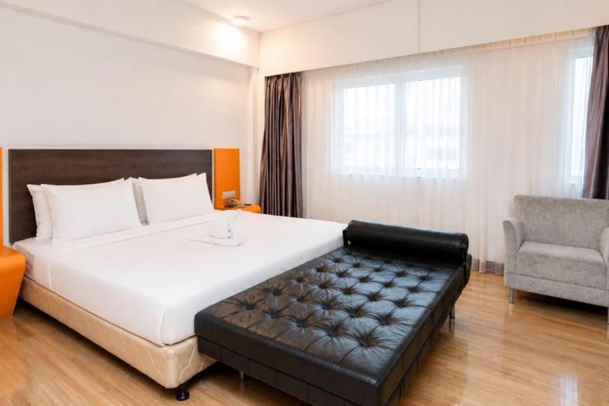 In-room safe, soundproofing, iron/ironing board, free WiFi