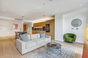 TV, offices - King’s Cross 3BR with Balcony | StayCozy (London)
