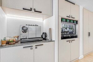 Lounge Area - King’s Cross 3BR with Balcony | StayCozy (London)