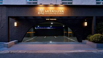 A building entrance with a sign for 'MITSASUYA' and 'PARKING' indicated.