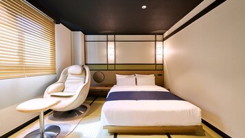 Una habitación de hotel con una cama, una silla de masaje y una ventana con persianas.