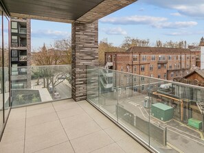 Ein Balkon mit Blick auf eine Straße und Gebäude.