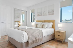 Ein Schlafzimmer mit einem Bett, Nachttischen und Bildern an den Wänden.