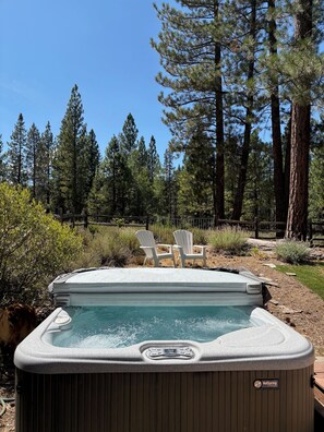 Outdoor spa tub - Beautiful 4-bedroom house Truckee. SKI LEASE  4-5 months. from DEC. 1, 2026 . (Truckee)