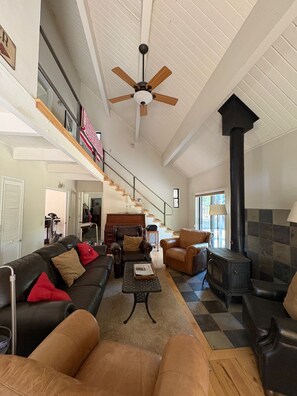 Living area - Beautiful 4-bedroom house Truckee. SKI LEASE  4-5 months. from DEC. 1, 2026 . (Truckee)