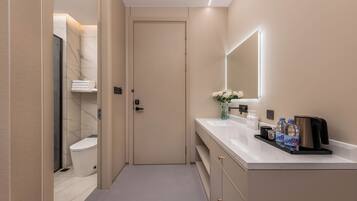 Habitación Confort doble, vistas a la ciudad | Baño