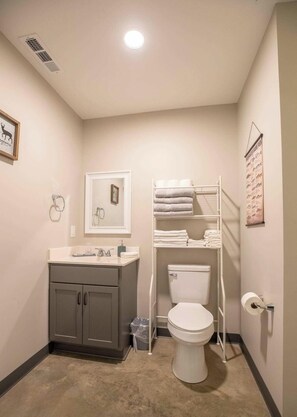 Toallas, jabón, papel de baño 
