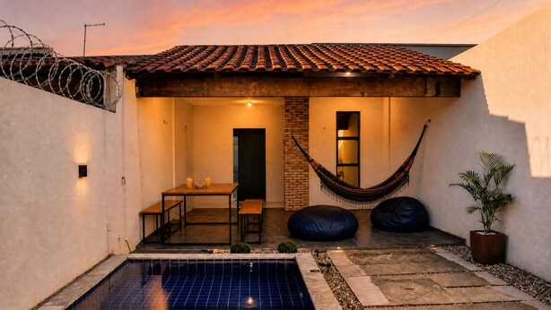 A residential property with a swimming pool, a dining area, and a hammock. - Paracuru Stay beach house with pool for families and groups of friends. (Paracuru)