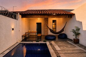 A residential property with a swimming pool, a dining area, and a hammock. - Paracuru Stay beach house with pool for families and groups of friends. (Paracuru)
