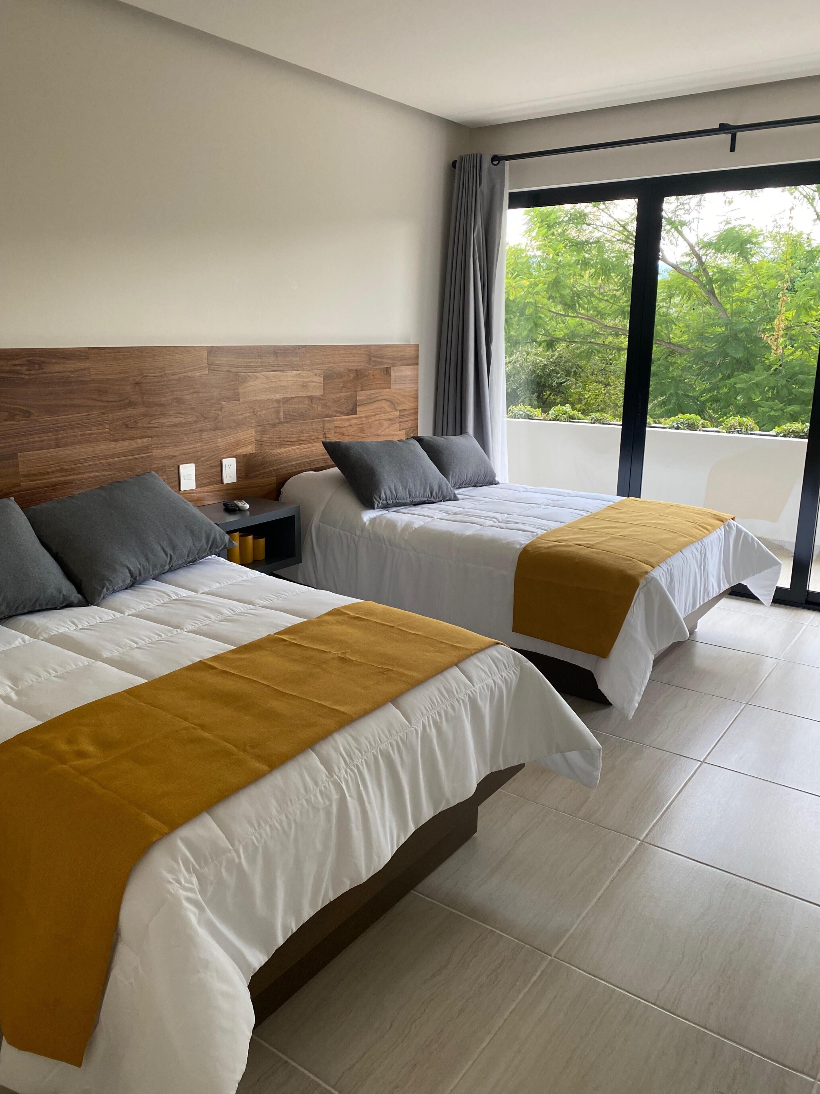 Suite, varias camas, balcón | Wifi gratis y ropa de cama