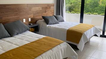 Suite, varias camas, balcón | Wifi gratis y ropa de cama