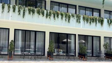 Habitación con 2 camas individuales, vista a la alberca | Terraza o patio
