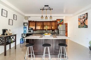 Cafetera y tetera, refrigerador, microondas y parrilla de estufa 