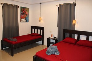 2 habitaciones, escritorio, tabla de planchar con plancha y wifi gratis 