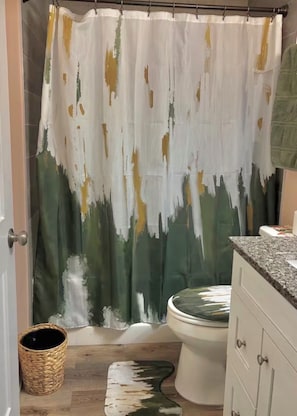 Regadera, toallas, papel de baño 