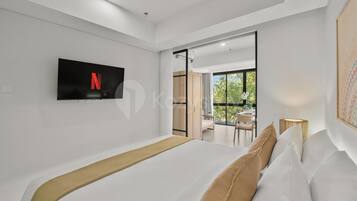 Appartement, 1 slaapkamer, uitzicht op de stad | Een bureau, een laptopwerkplek, een strijkplank/strijkijzer, gratis wifi