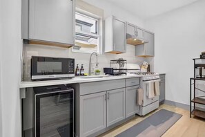 Eine moderne Küche mit integriertem Mikrowellenherd, Backofen und Spüle.