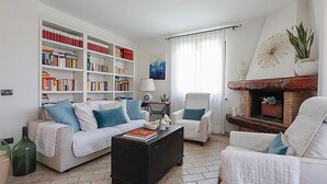TV - Lovely home in Capezzano Pianore (Capezzano Pianore)