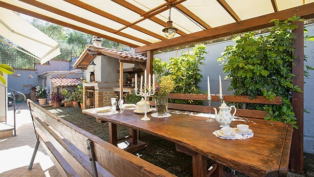 Outdoor dining - Lovely home in Capezzano Pianore (Capezzano Pianore)