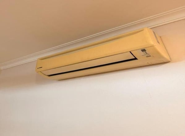 Un equipo de aire acondicionado instalado en la pared.