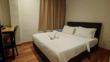 Una habitación de hotel con cama, escritorio y silla.