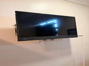 Un televisor de pantalla plana montado en la pared.
