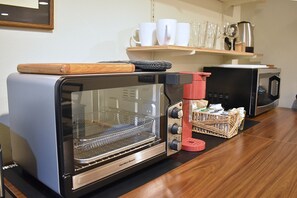 Cafetière/bouilloire, réfrigérateur, micro-ondes, bouilloire électrique