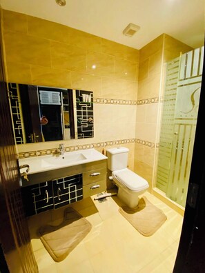Ein Badezimmer mit Waschbecken, Toilette und Duschbereich.