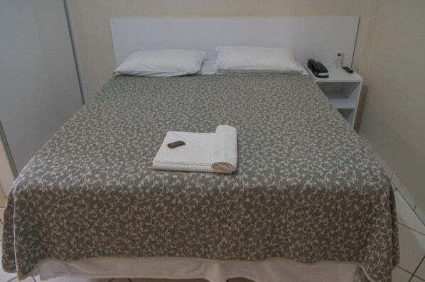 Room - A Scenic City Retreat with Rooftop Views & Garden (Telêmaco Borba)