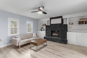 Living area - Near Airforce Base and Midwestern State. Walking distance to conveniance store. (Wichita Falls)