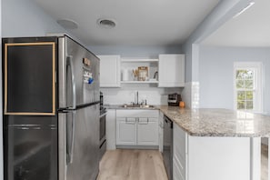 Private kitchen - Near Airforce Base and Midwestern State. Walking distance to conveniance store. (Wichita Falls)